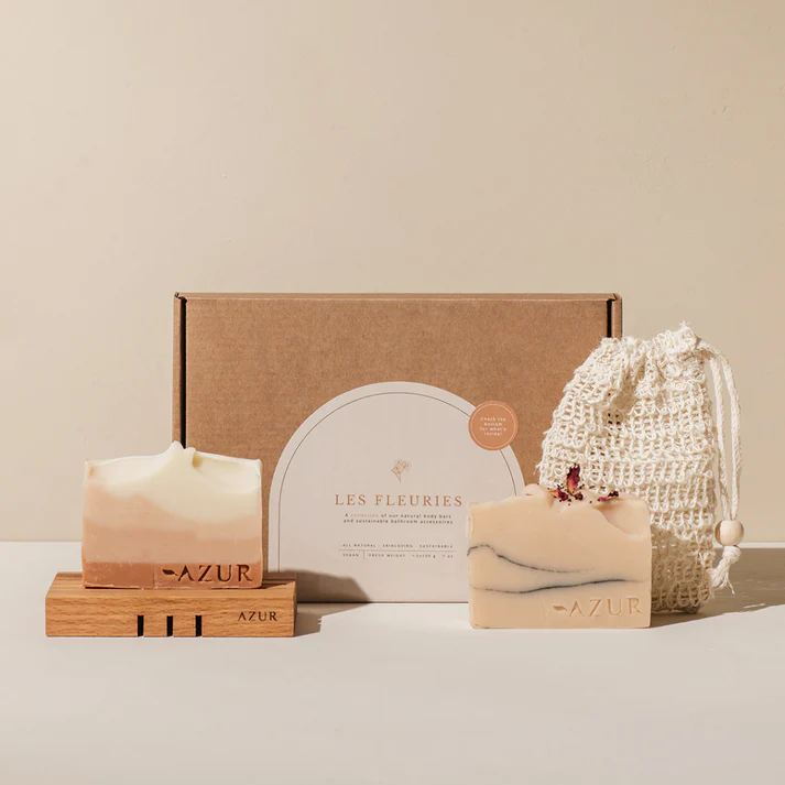 Geschenkset "Les Fleuries" - 2 Naturseifen, Sisal-Seifenbeutel & Holzablage