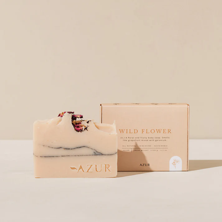 Geschenkset "Les Fleuries" - 2 Naturseifen, Sisal-Seifenbeutel & Holzablage – Bild 6