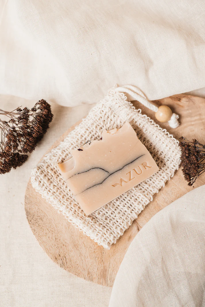 Geschenkset "Les Fleuries" - 2 Naturseifen, Sisal-Seifenbeutel & Holzablage – Bild 4