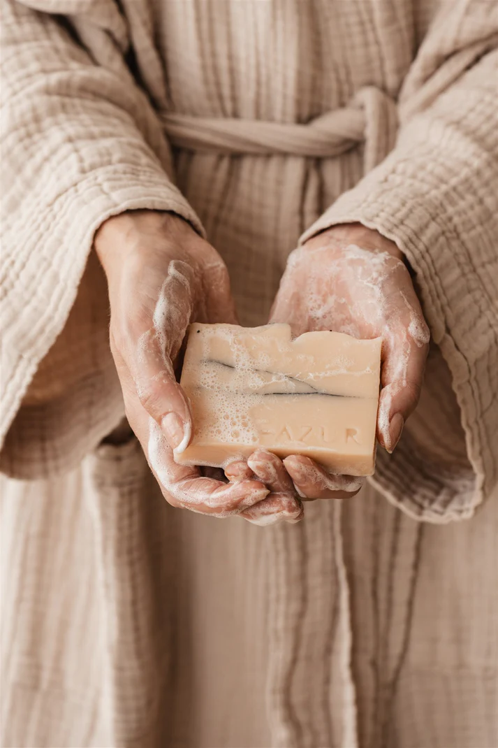 Geschenkset "Les Fleuries" - 2 Naturseifen, Sisal-Seifenbeutel & Holzablage – Bild 2