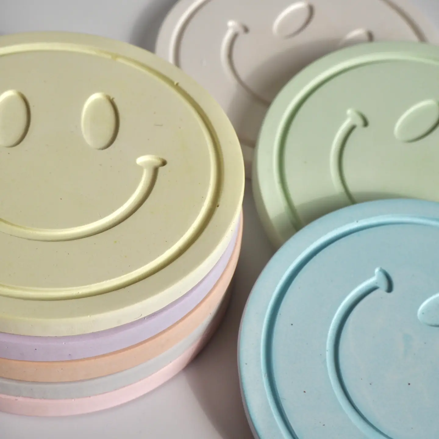 Jesmonite Untersetzer Smiley - für Gläser, Tassen, Dekoration - Pastellorange