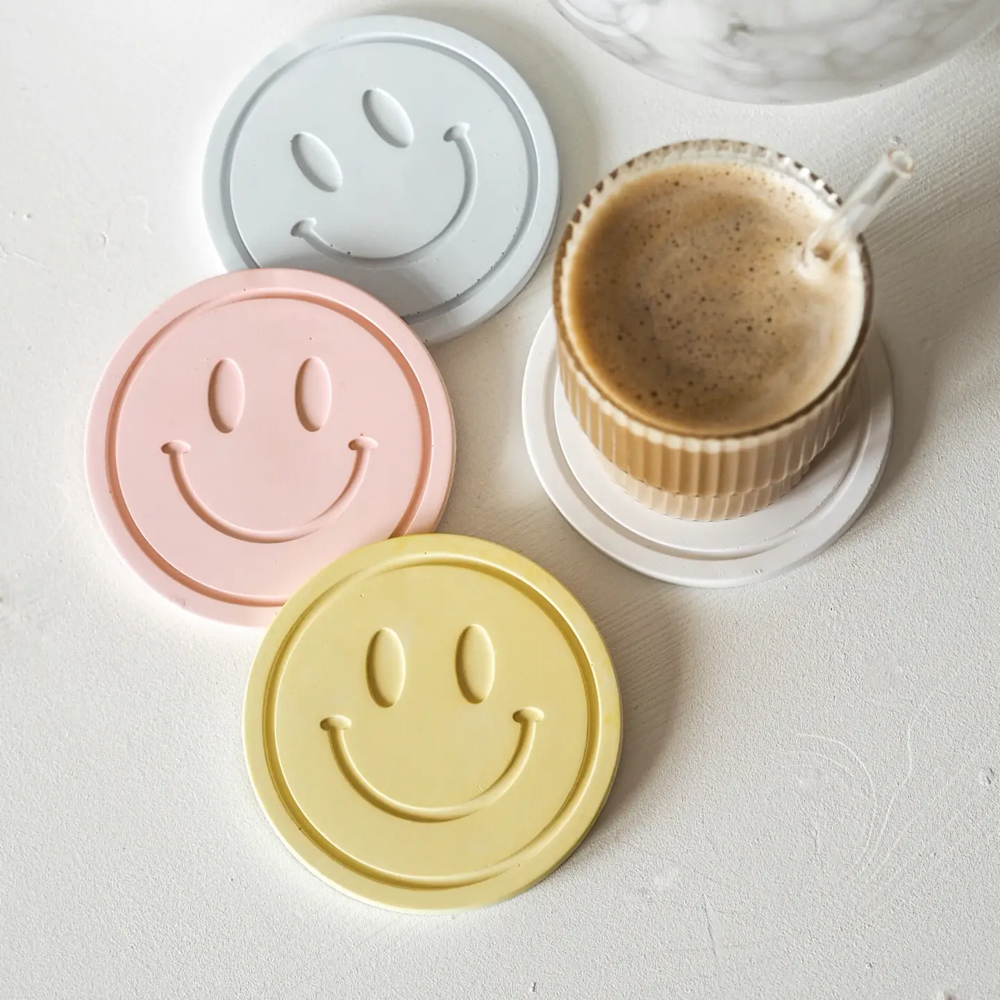 Jesmonite Untersetzer Smiley - für Gläser, Tassen, Dekoration - Rosa