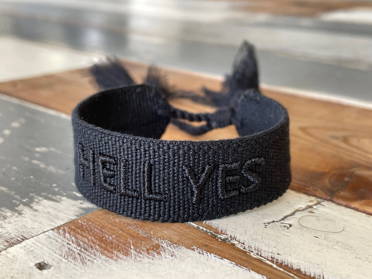 Statement-Armband "HELL YES!" - gewebt, bestickt