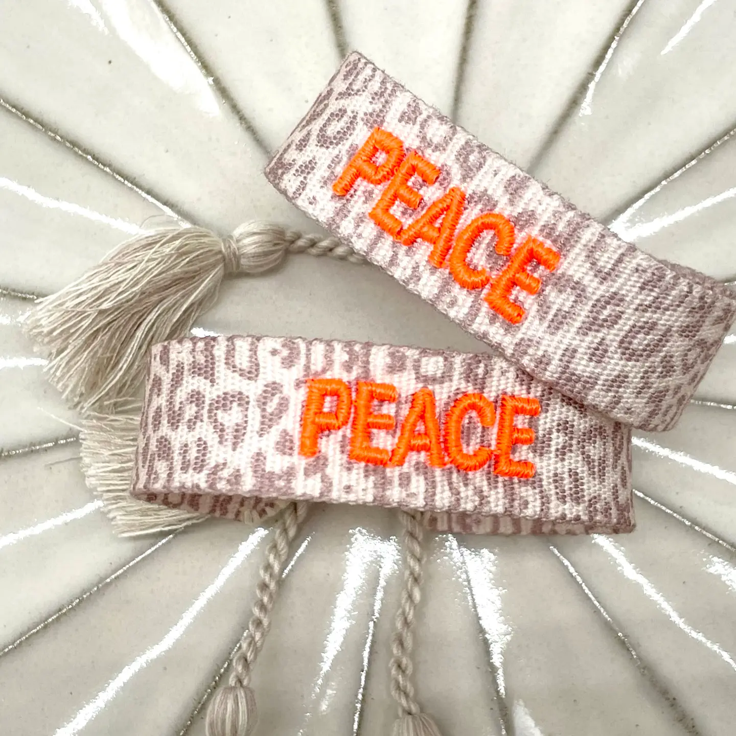 Statement-Armband "PEACE" - gewebt, bestickt – Bild 2